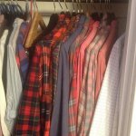 ubrania powieszone w garderobie